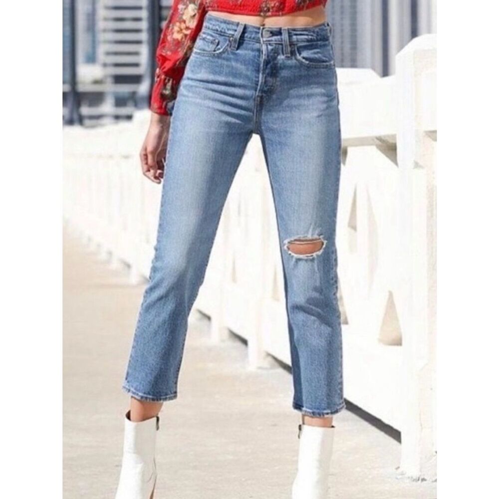 Premium Levi's Wedgie Cropped Straight Jeans with Knee Rip